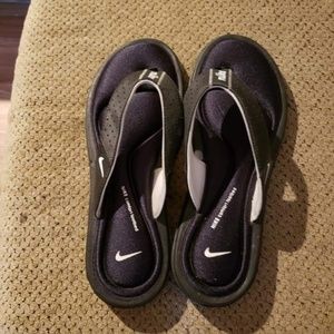 Nike coushin flip flop